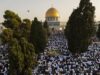 عشرات الآلاف يؤدون صلاة الجمعة في الأقصى رغم تشديدات الاحتلال
