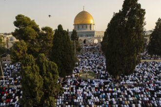 عشرات الآلاف يؤدون صلاة الجمعة في الأقصى رغم تشديدات الاحتلال
