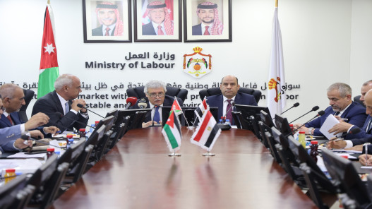 صورة حول : القطامين يلتقي نظيره المصري لبحث تنظيم العمالة المصرية في الأردن القطامين يلتقي نظيره المصري لبحث تنظيم العمالة المصرية في الأردن
