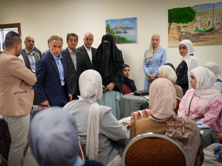 رئيس الوزراء يوجه بتطوير مركز شباب وشابات القادسية في الطفيلة