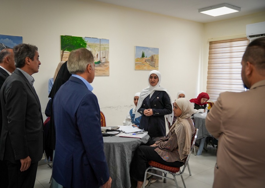 رئيس الوزراء يوجه بتطوير مركز شباب وشابات القادسية في الطفيلة