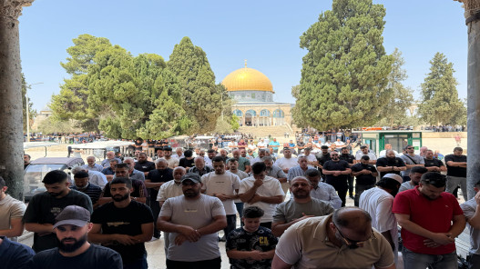 نحو 70 ألفا يؤدون صلاة الجمعة بالأقصى