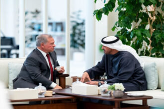 الملك ورئيس دولة الإمارات يعقدان مباحثات في أبوظبي
