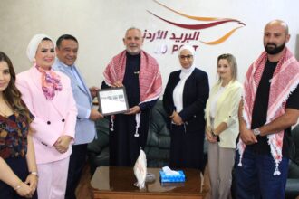البريد الأردني يكرم الناشط الأميركي الملقب بمطلق الزعبي