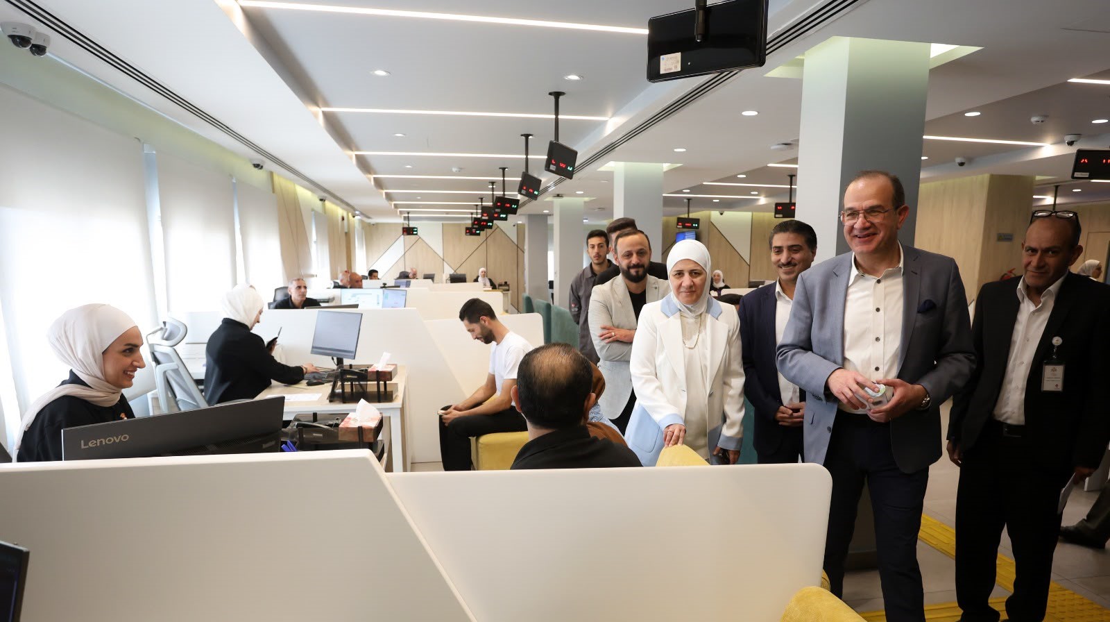 صورة حول : وزير الاقتصاد الرقمي يطلع على عمل مركز الخدمات الحكومية بالعقبة وزير الاقتصاد الرقمي يطلع على عمل مركز الخدمات الحكومية بالعقبة