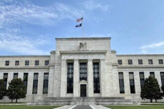 الفيدرالي الأميركي يرفع الفائدة لأول مرة منذ 2023 وسط استمرار الضغوط التضخمية