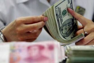 الدولار يرتفع أمام سلة من العملات الرئيسية