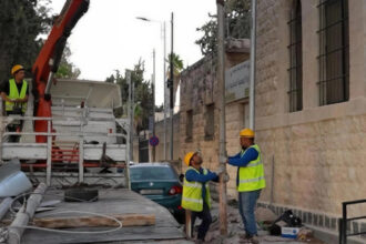تحويل شبكات الكهرباء الهوائية إلى كوابل أرضية في تل إربد
