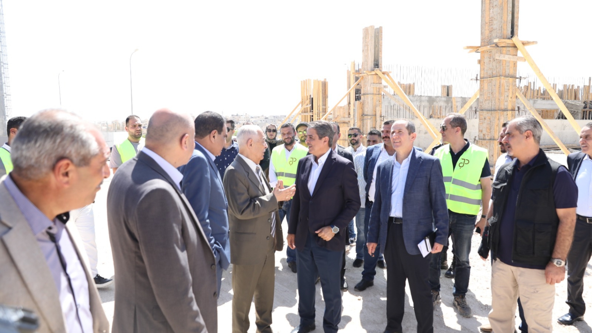 صورة حول : رئيس الديوان الملكي يتفقد مشاريع مبادرات ملكية في الزرقاء ويزور مبنى النادي القوقازي رئيس الديوان الملكي يتفقد مشاريع مبادرات ملكية في الزرقاء ويزور مبنى النادي القوقازي