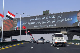 السيسي يستقبل شي جين بينغ في القاهرة لتعزيز الشراكة الاستراتيجية والتعاون الثنائي