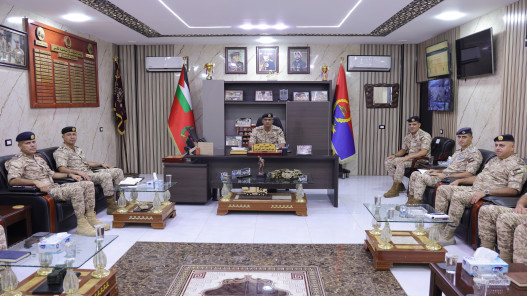 صورة حول : اللواء الركن الحراسيس يزور سلاح المدفعية الملكي اللواء الركن الحراسيس يزور سلاح المدفعية الملكي