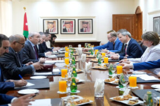 الصفدي يبحث مع وفد برلماني بريطاني العلاقات والتطورات الإقليمية