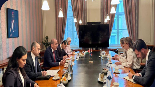 صورة حول : الصفدي يلتقي وزيرة الدفاع الهولندية في لاهاي الصفدي يلتقي وزيرة الدفاع الهولندية في لاهاي