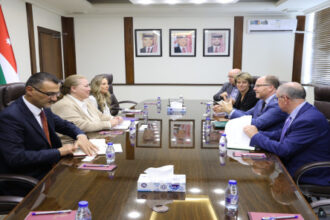 الأردن وبريطانيا يبحثان فرص الاستثمار والشراكة الاقتصادية