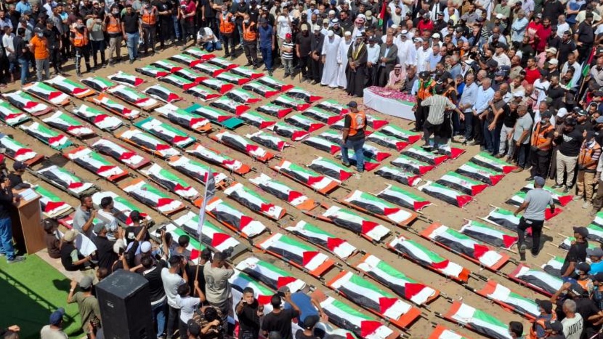 صورة حول : بعد سنوات تحت الركام.. غزة تودّع نحو 100 شهيد في جنازة جماعية بعد سنوات تحت الركام.. غزة تودّع نحو 100 شهيد في جنازة جماعية