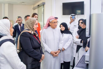 البحرين تعزز ريادتها الصحية.. توسع في الطب الرقمي والعلاج الجيني والتقنيات الطبية المتقدمة