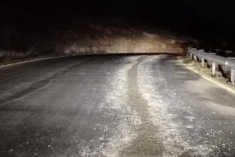 بلدية بيرين تتعامل مع انسكاب كميات كبيرة من الأسمنت على طريق العالوك – الكمشة