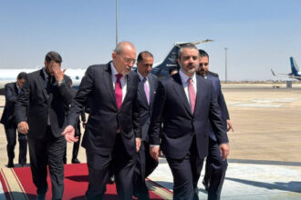 الصفدي يبدأ زيارته إلى سوريا.. مباحثات موسعة مع الشيباني في دمشق