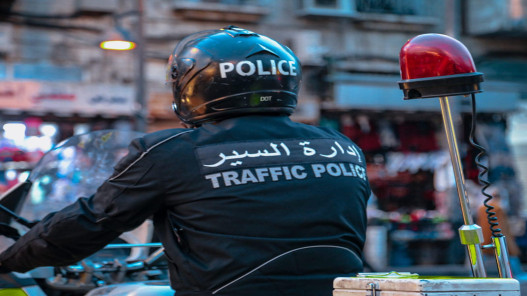 صورة حول : رقيب سير يسارع لإنقاذ طفل مصاب بعد سقوطه في الشارع العام رقيب سير يسارع لإنقاذ طفل مصاب بعد سقوطه في الشارع العام