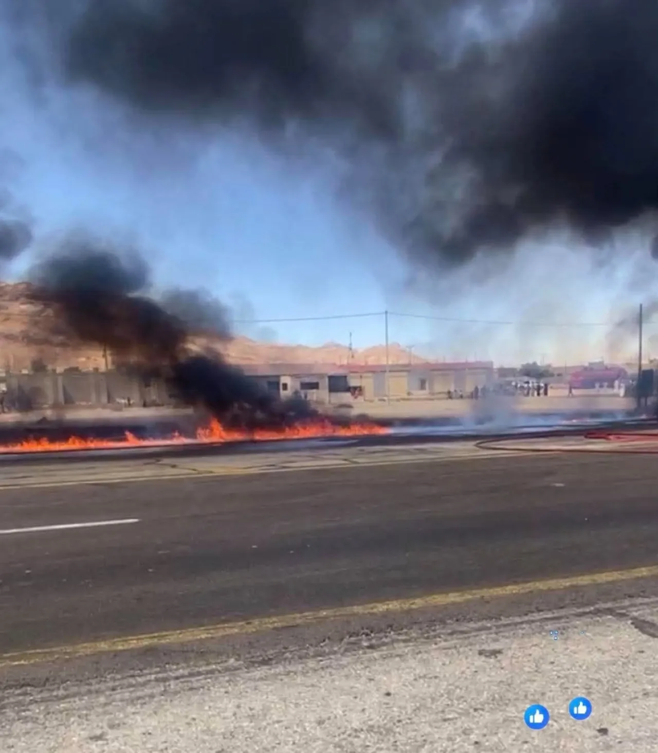 صورة حول : انقلاب واشتعال صهريج محمل بمادة نفطية يغلق طريق مطار القويرة انقلاب واشتعال صهريج محمل بمادة نفطية يغلق طريق مطار القويرة