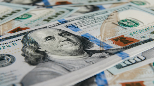 الدولار يقترب من أعلى مستوى في أسبوعين..