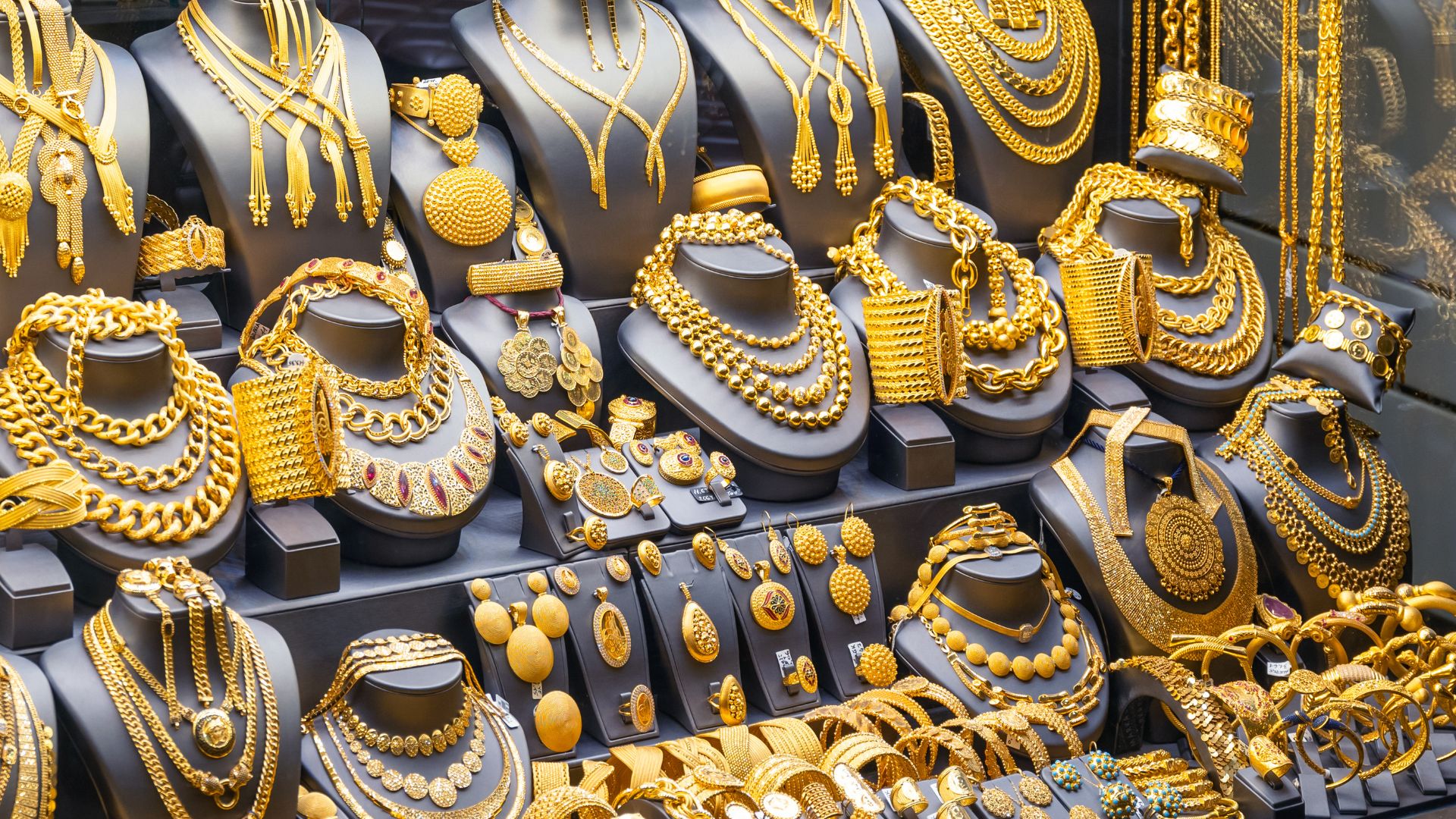 الذهب يتراجع في السوق المحلية.. عيار 21 عند 87.1 دينار