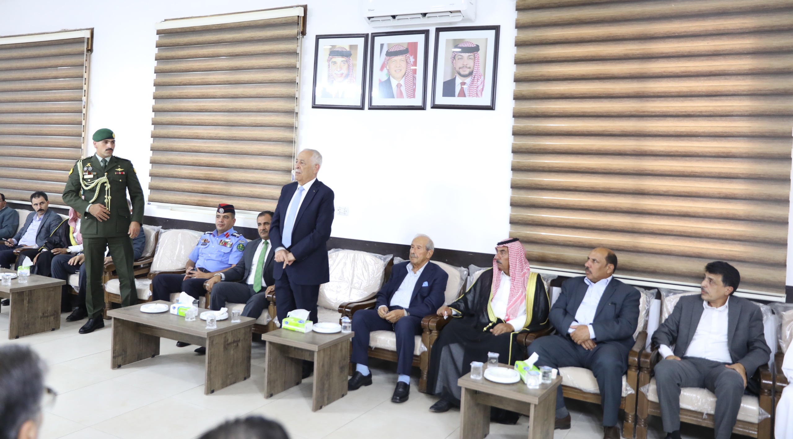 صورة حول : مندوبا عن الملك وولي العهد.. العيسوي يعزي عشيرة البدارين مندوبا عن الملك وولي العهد.. العيسوي يعزي عشيرة البدارين
