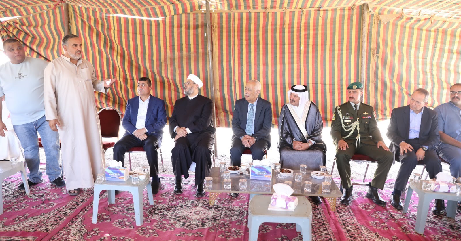 العيسوي ينقل تعازي ومواساة الملك وولي العهد لذوي متوفي حادث مكلفي خدمة العلم وسائق الحافلة