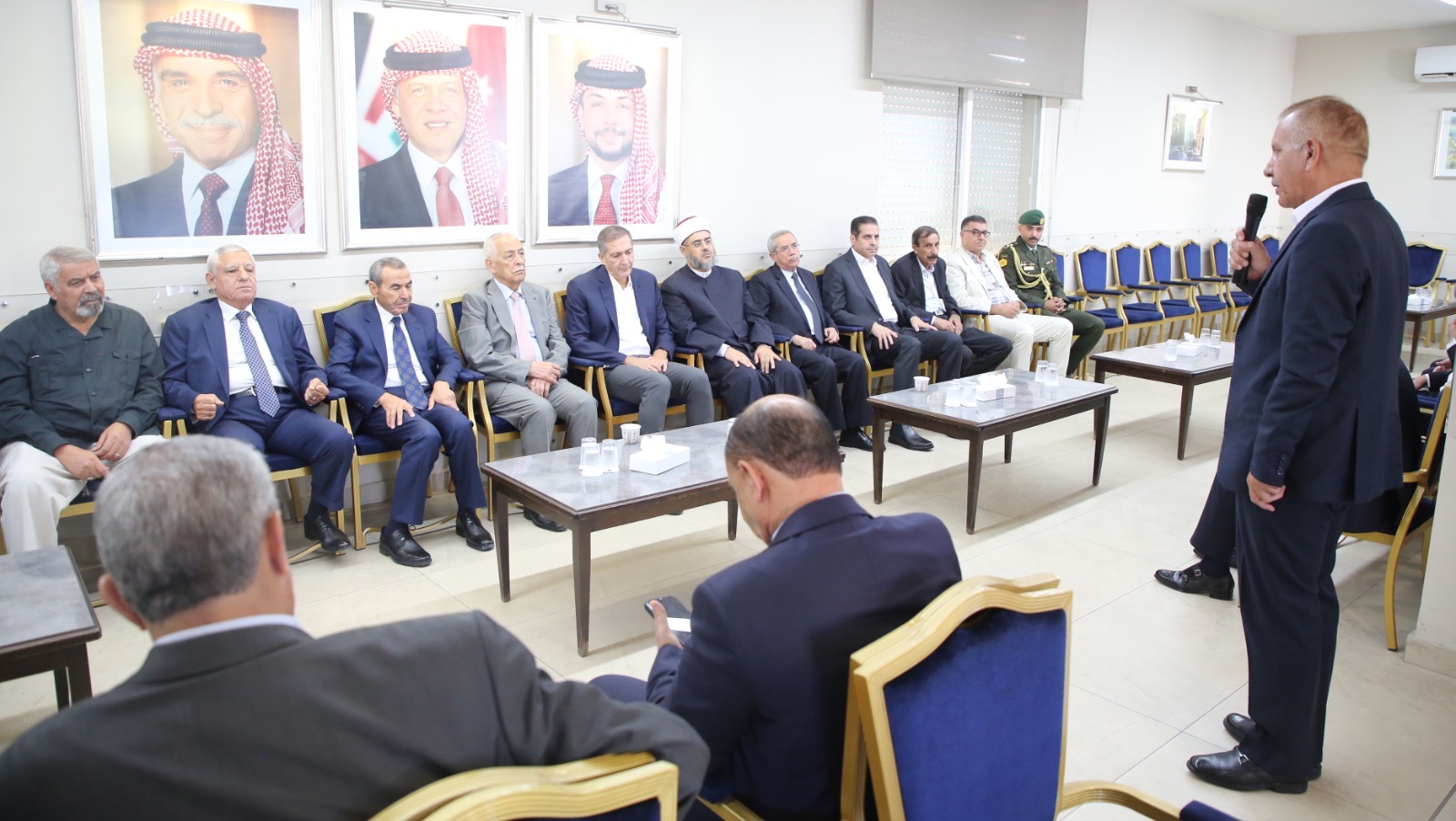 صورة حول : مندوبا عن الملك وولي العهد... العيسوي يعزي عشيرة الكريمين مندوبا عن الملك وولي العهد... العيسوي يعزي عشيرة الكريمين