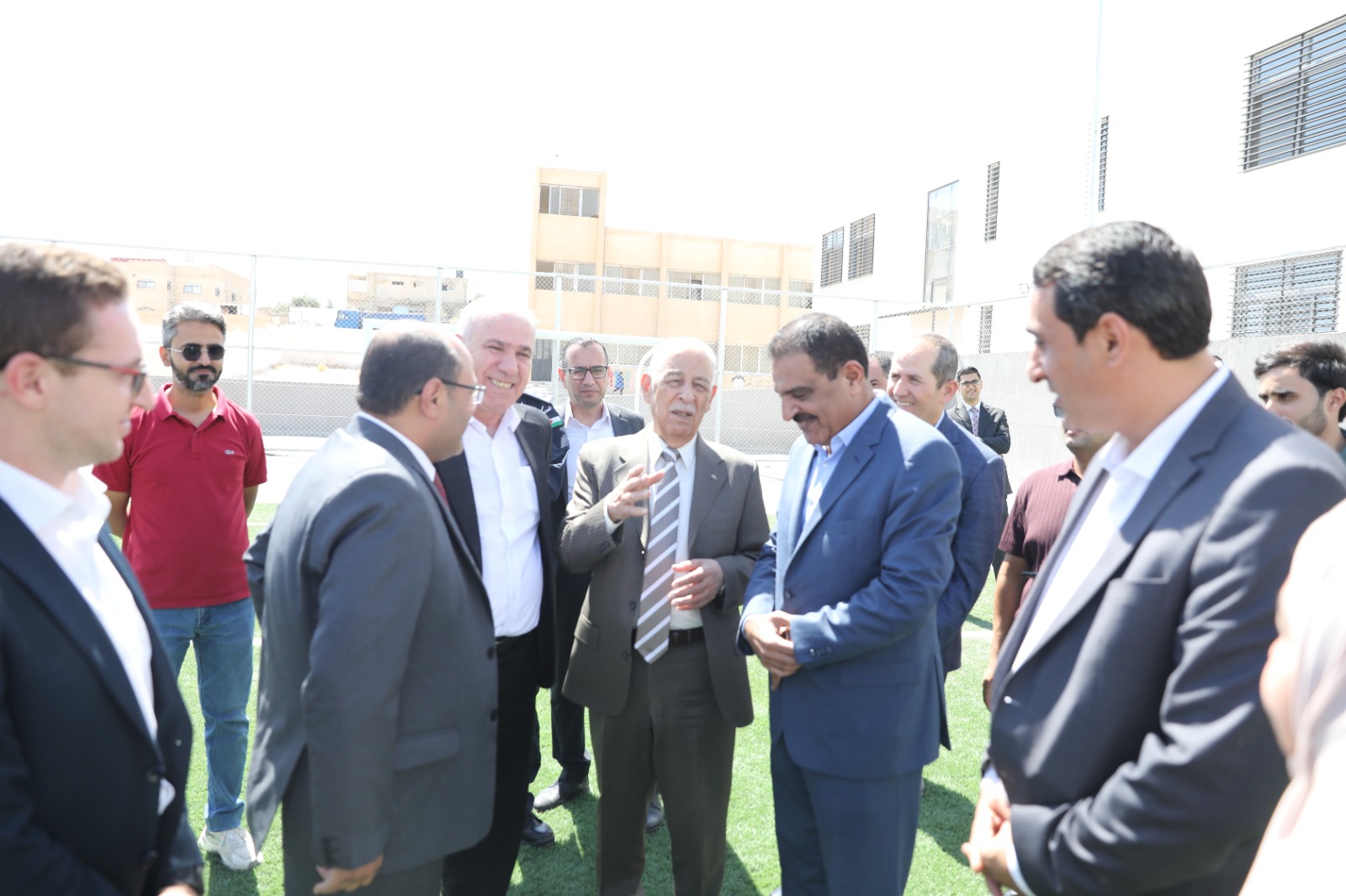 رئيس الديوان الملكي يتفقد مشاريع مبادرات ملكية في الزرقاء ويزور مبنى النادي القوقازي