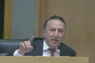 مطالبًا بتوضيح رسمي بشأن دخول الباحثين إلى المنازل… أبو رمان: بيوت الأردنيين حُرمة مصونة ولا تُجتاز عتباتها إلا بإذن أهلها
