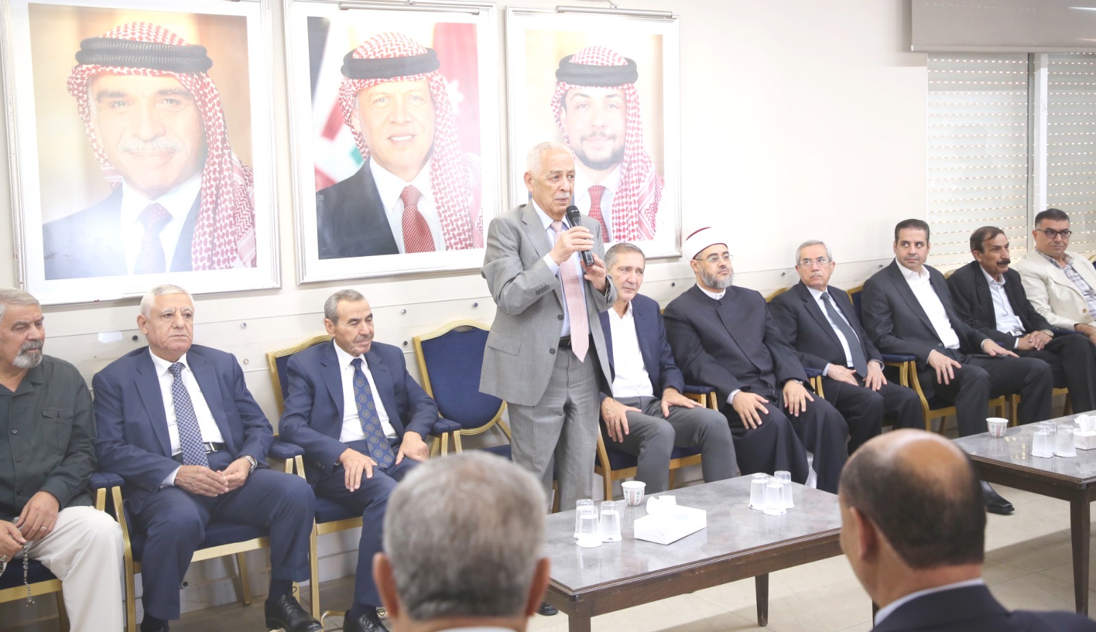 صورة حول : مندوبا عن الملك وولي العهد... العيسوي يعزي عشيرة الكريمين مندوبا عن الملك وولي العهد... العيسوي يعزي عشيرة الكريمين