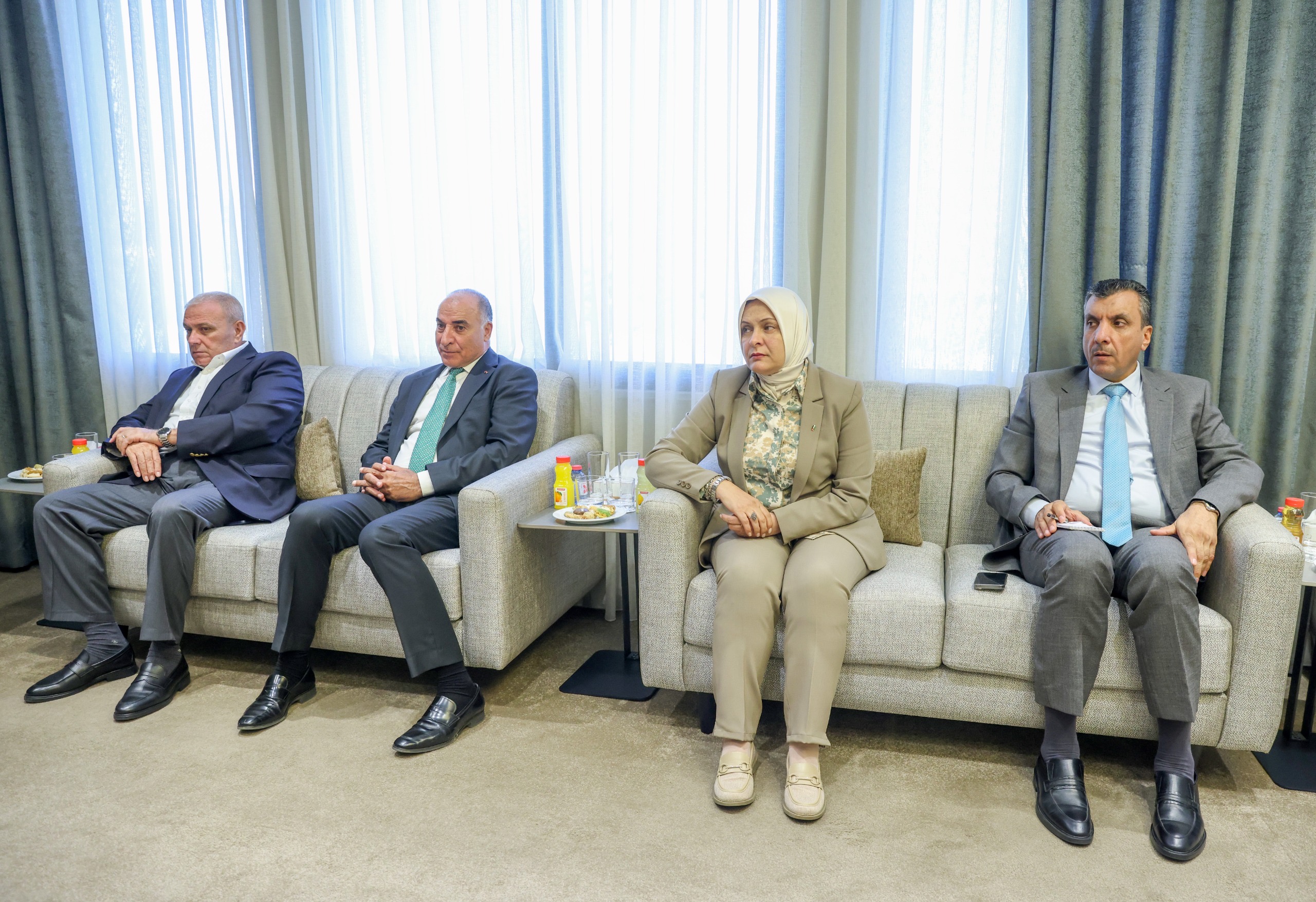 القاضي ووفد برلماني بريطاني يؤكدان التمسك بحل الدولتين ودعم الوصاية الهاشمية على المقدسات