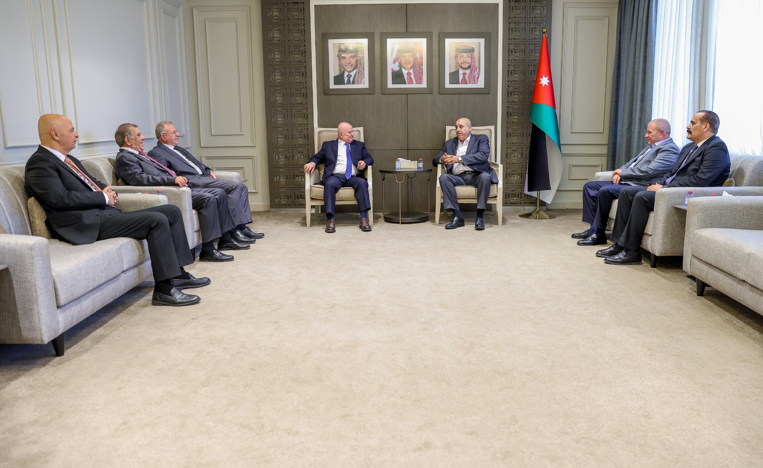 القاضي يتسلم التقرير السنوي لهيئة النزاهة ومكافحة الفساد