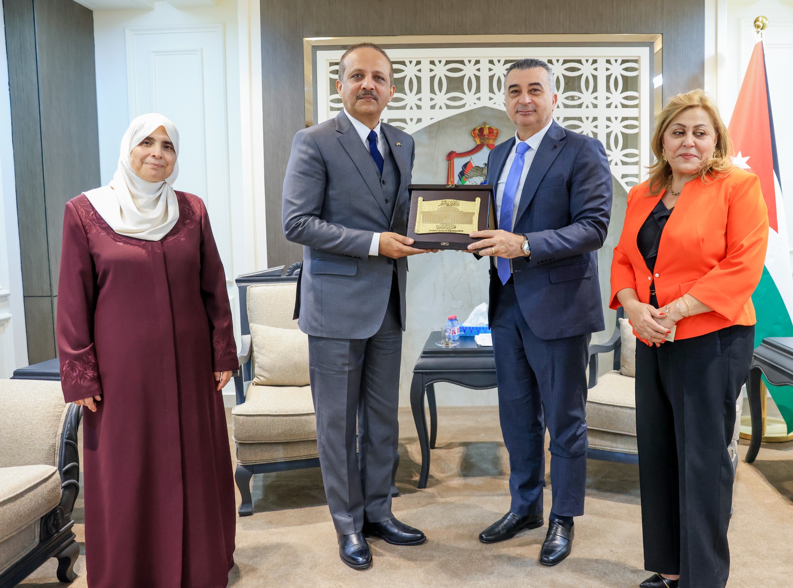 صورة حول : “الخارجية النيابية” تلتقي السفير الباكستاني وتبحث تعزيز التعاون المشترك “الخارجية النيابية” تلتقي السفير الباكستاني وتبحث تعزيز التعاون المشترك