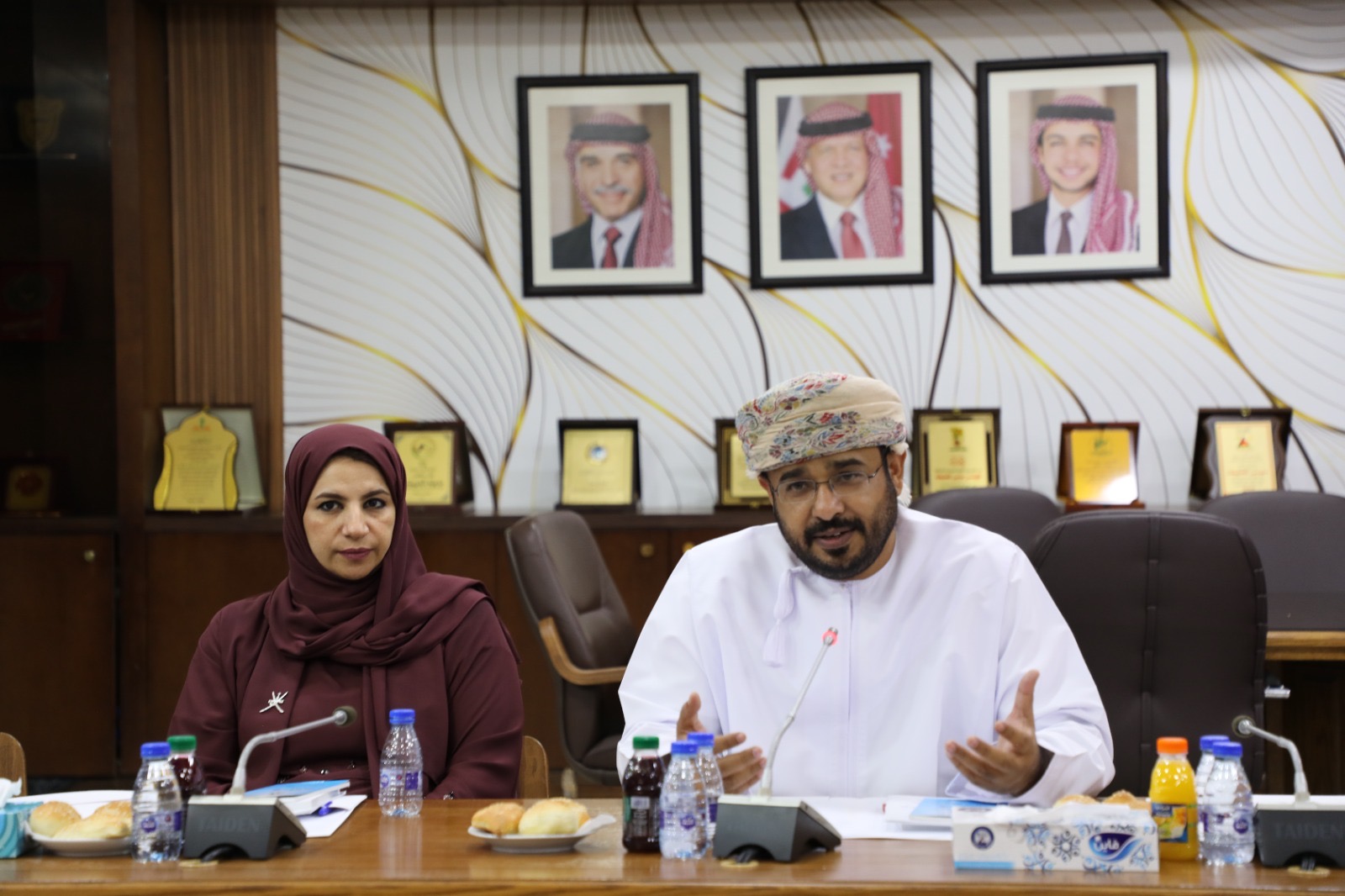 "الشؤون السياسية والبرلمانية" تستقبل وفداً من الأمانة العامة لمجلس الشورى العُماني