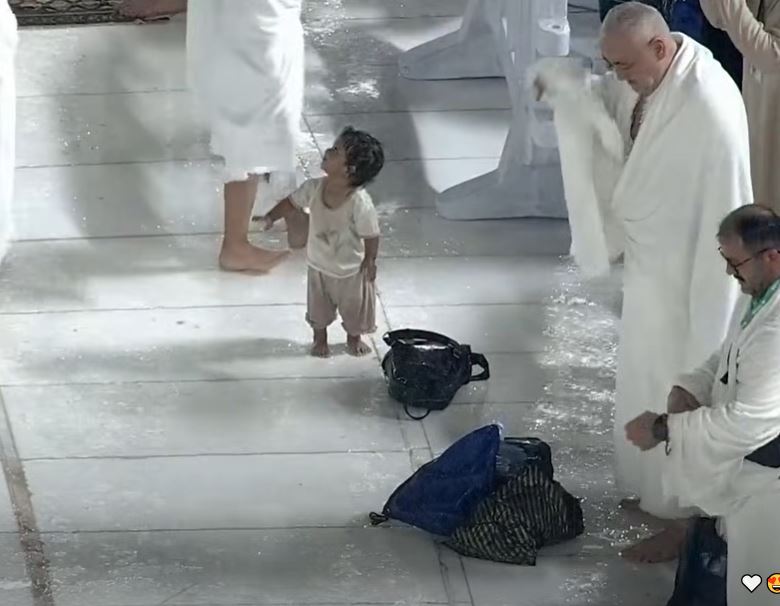 صورة حول : شاهد.. طفل يخطف القلوب بفرحته تحت المطر في مكة المكرمة (فيديو) شاهد.. طفل يخطف القلوب بفرحته تحت المطر في مكة المكرمة (فيديو)