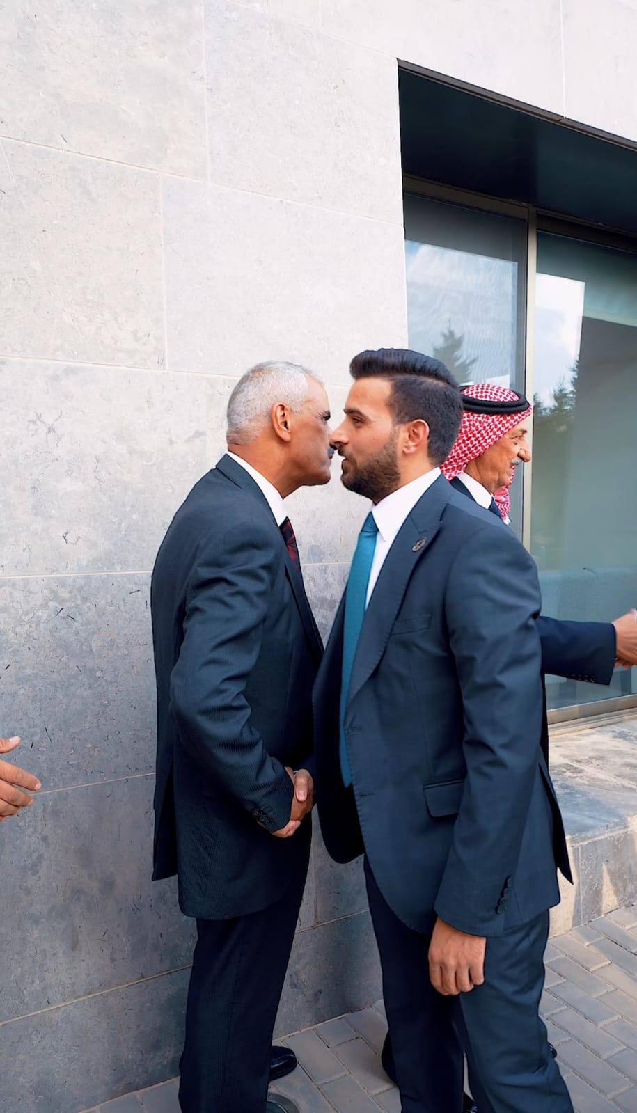 الذنيبات يطلب والسليمات يعطي في جاهة ضخمة بديوان الكرك.. صور
