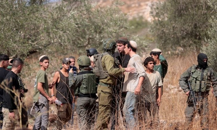 مستوطنون يهاجمون وفدا دبلوماسيا أوروبيا وسط الضفة الغربية (فيديو)