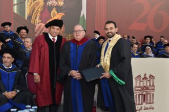 مدير العلاقات العامة بجامعة البترا يهنىء نجله بالتخرج