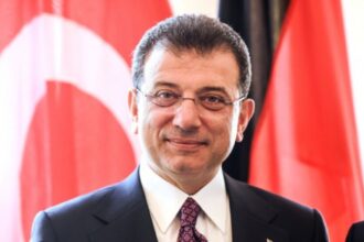 رئيس بلدية إسطنبول المسجون يبدأ دفاعه أمام المحكمة في 142 تهمة تتجاوز عقوبتها ألفي عام