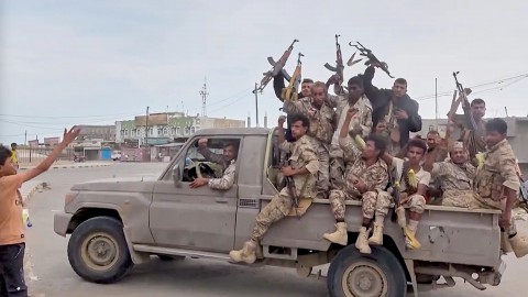 الجيش اليمني يعلن مقتل وإصابة أكثر من 200 حوثي وإعطاب دبابات وإسقاط مسيّرات