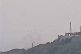 الحوثيون يستهدفون “مقر عمليات حربية يُديرها ضباط سعوديون” في القصر الرئاسي بعدن.. وأربعة قتلى على الأقل