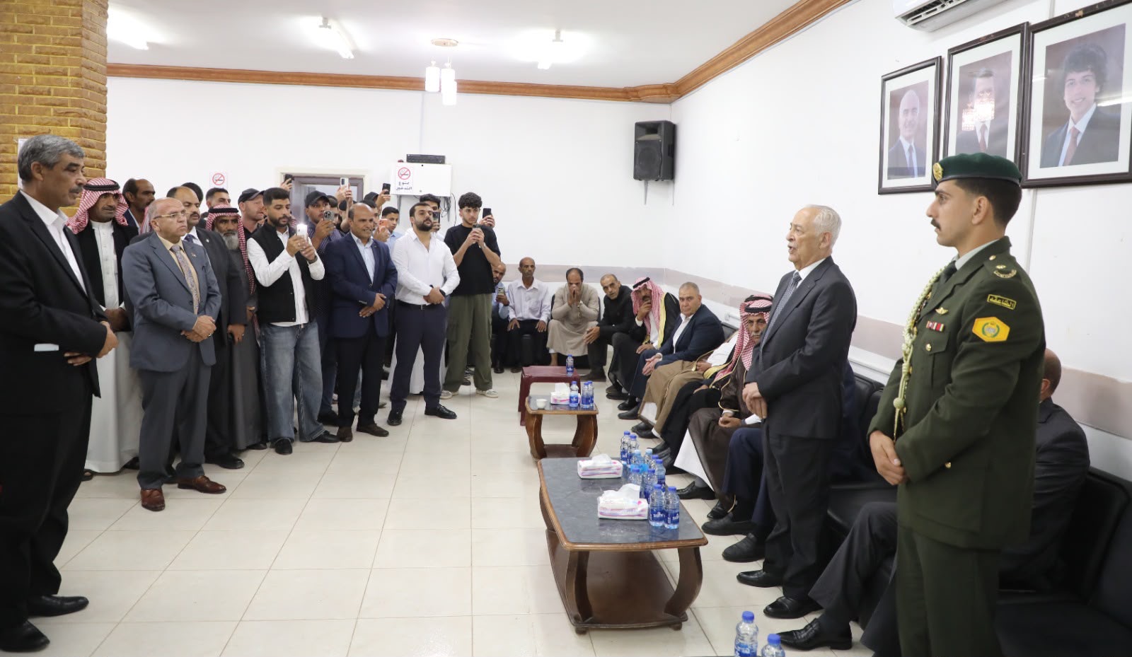مندوبا عن الملك وولي العهد.. العيسوي يعزي عشائر الخرشة والحشايشةوالعموش