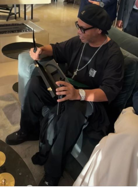 صورة حول : رونالدينيو يصل إلى الأردن لحضور ليلة نزالات "DF UNCAGED" في المدرج الروماني رونالدينيو يصل إلى الأردن لحضور ليلة نزالات "DF UNCAGED" في المدرج الروماني