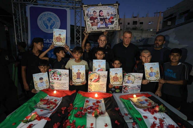 غزة.. عائلات تودع جثامين 75 شهيدا انتُشلت من تحت الأنقاض بعد سنوات من الانتظار (صور)
