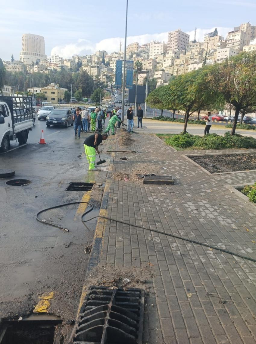 صورة حول : أمانة عمان: استنفار ميداني للتعامل مع آثار الأمطار الغزيرة وانجراف الأتربة في العاصمة أمانة عمان: استنفار ميداني للتعامل مع آثار الأمطار الغزيرة وانجراف الأتربة في العاصمة