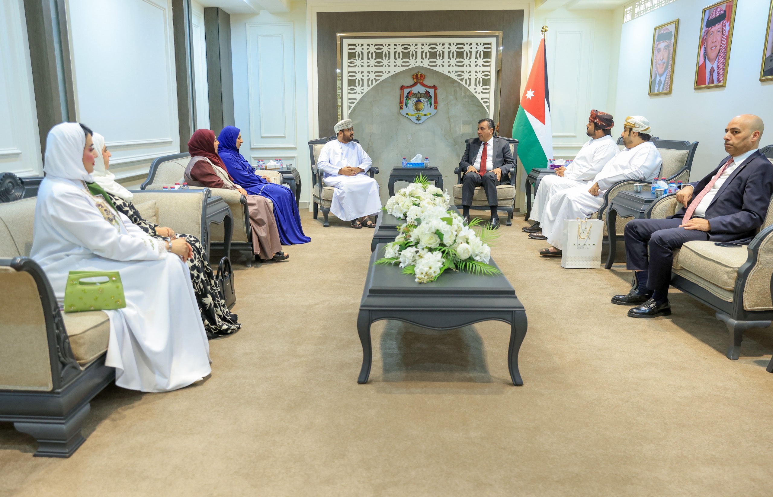 صورة حول : الغويري يلتقي وفدا من الأمانة العامة لمجلس الشورى العماني الغويري يلتقي وفدا من الأمانة العامة لمجلس الشورى العماني