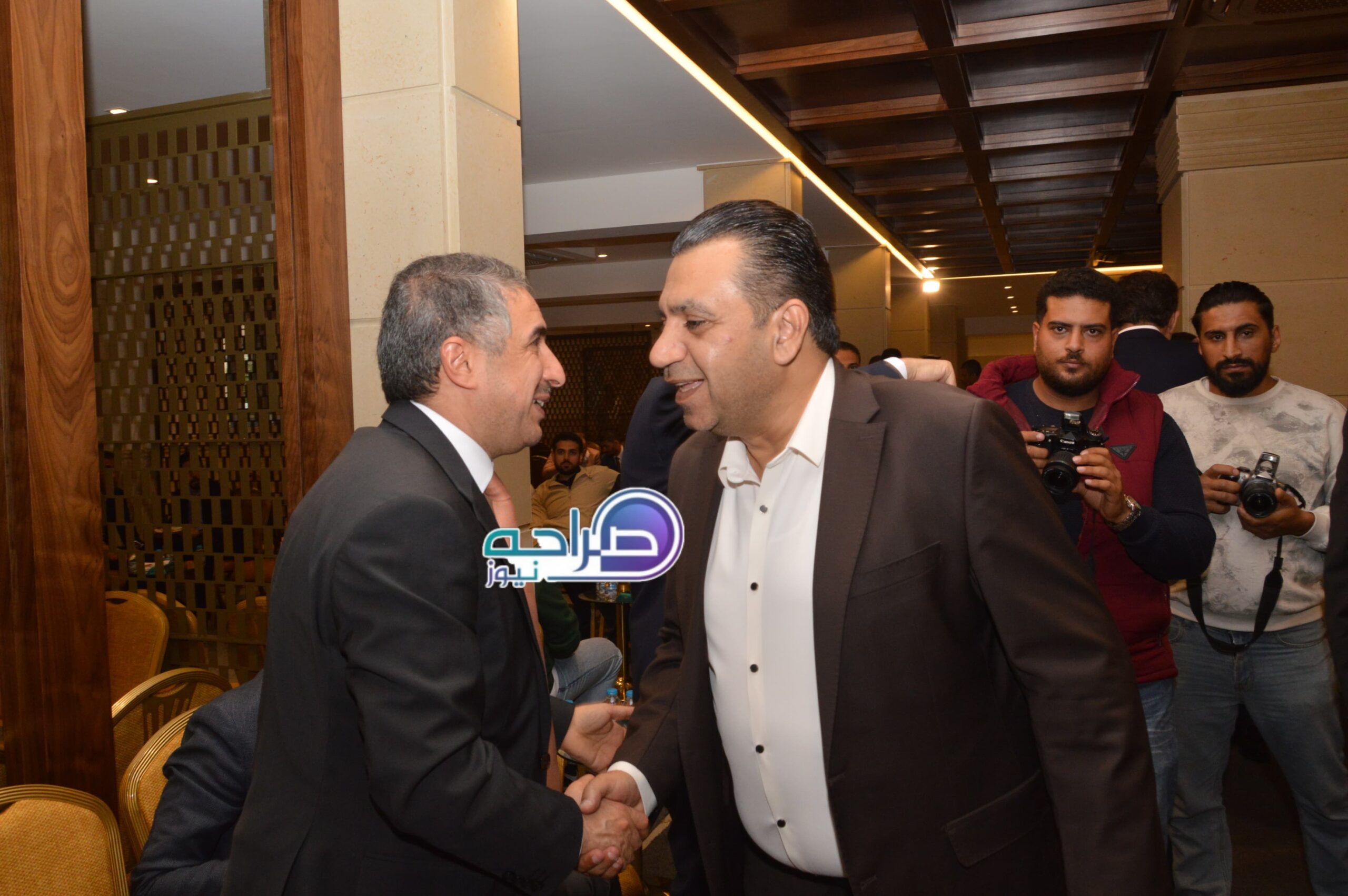 رئيس واعضاء "صناعة عمان" وممثلو القطاعات الصناعية يستقبلون المهنئين