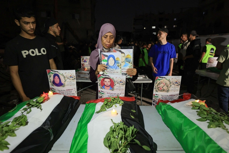 غزة.. عائلات تودع جثامين 75 شهيدا انتُشلت من تحت الأنقاض بعد سنوات من الانتظار (صور)